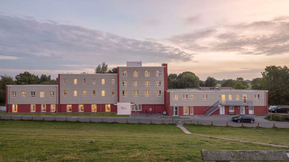 Außenansicht des Ferienzentrum am Deich in Burhave bei Sonnenuntergang