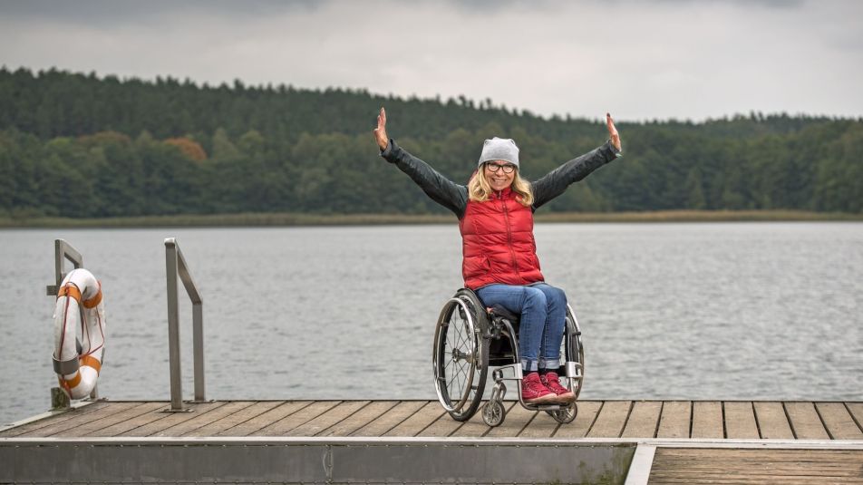 Frau auf barrierefreiem Steg