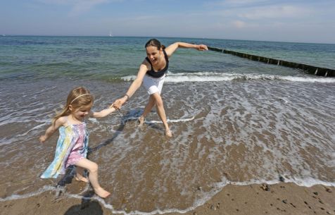 AWO SANO Feriendorf Rerik Mutter und Kind am Strand