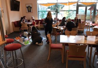 Familienfreizeit mit Eltern und Kinder im Café von Oberhof