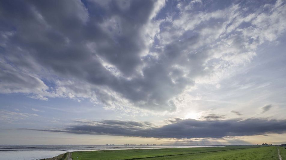 Wolken am Deich