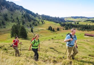 Ein Mann und zwei Frauenn wandern durch die Berge Thüringens.